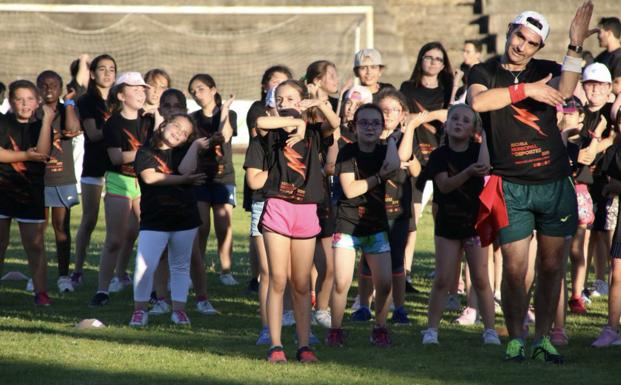 Monitores deportivos municipales dirigirán actividades físicas para que los vecinos no dejen de hacer ejercicio