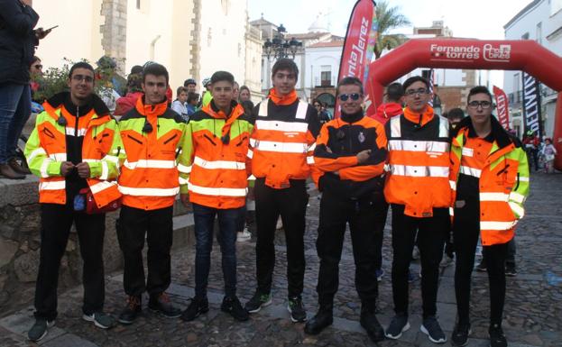 En Jerez, manos que ayudan y voces que convierten las casas en escenarios para animar