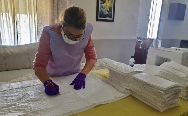 La solidaridad de Jerez vuelve a ser protagonista con la confección de mascarillas
