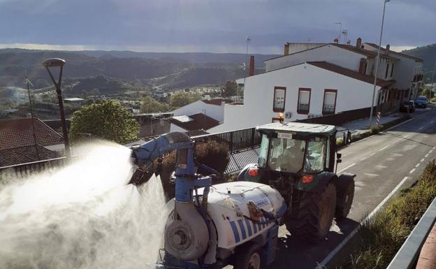 Empresas y agricultores colaboran con el Ayuntamiento en la desinfección de las zonas de mayor tránsito