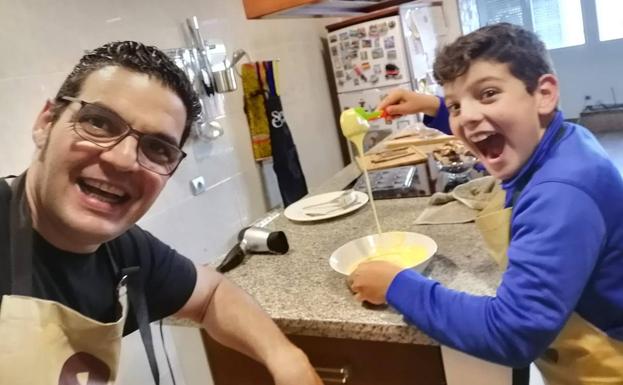Tomás Carbonero abre la cocina de su casa para enseñar recetas tradicionales y técnicas