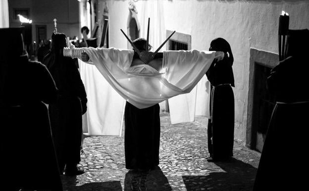 Jerez se hace más silencio, recogimiento y oración con la llegada de un Lunes Santo diferente