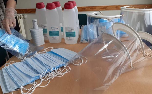 El Ayuntamiento pone en marcha el reparto de kits de material de protección en centros de trabajo