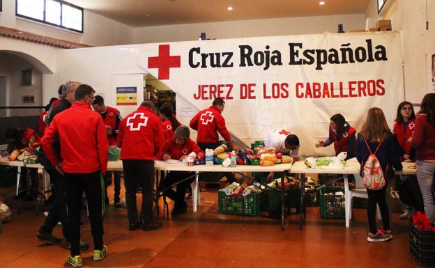 La campaña de recogida de alimentos no perecederos y productos de higiene personal continúa hasta este sábado