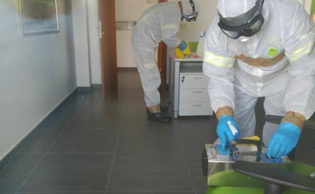 Los bomberos de la Diputación de Badajoz desinfectan 16 edificios de la provincia