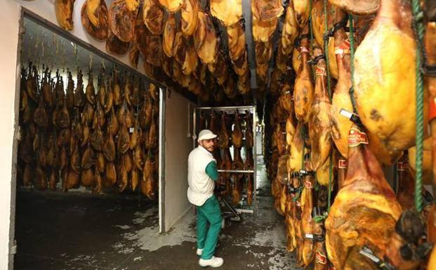 «Los secaderos están llenos de jamones que ahora no se están vendiendo»