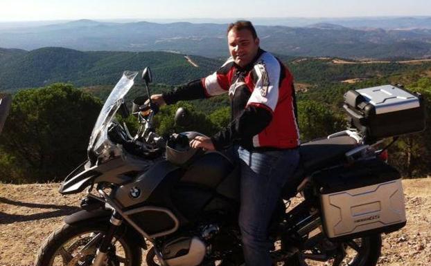 El jerezano Francis Barroso representa a la provincia de Badajoz en la iniciativa 'Quédate y viaja por España en moto'