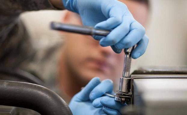 Los sanitarios desaconsejan el uso generalizado de guantes y la toma de temperatura