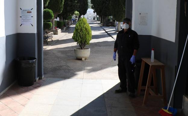 Tranquilidad y poca afluencia de personas en la reapertura del cementerio esta mañana