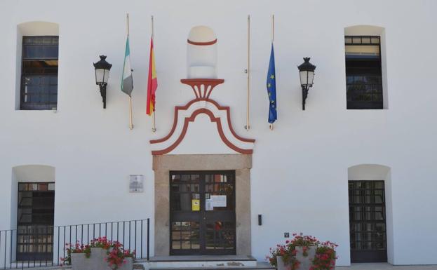 Las banderas del Ayuntamiento ondean a media asta en señal de duelo por las víctimas de la COVID-19