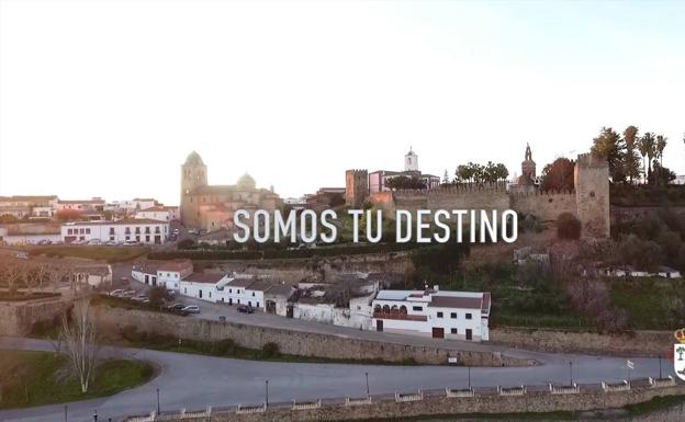El Ayuntamiento presenta un vídeo para la promoción de Jerez de los Caballeros como «destino turístico ineludible»