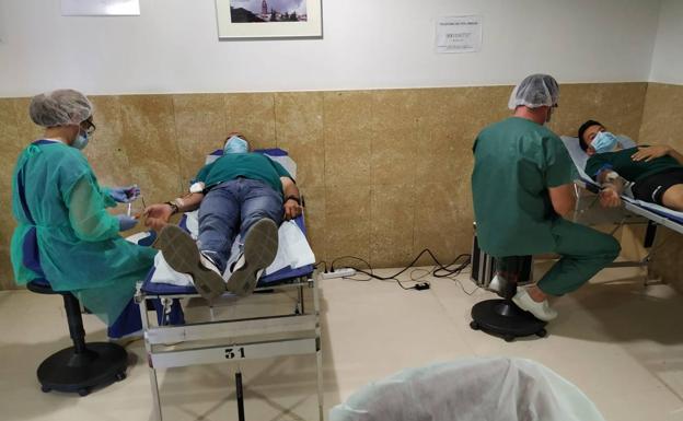 Los donantes aportan 100 bolsas de sangre en el primer día de esta segunda campaña del año