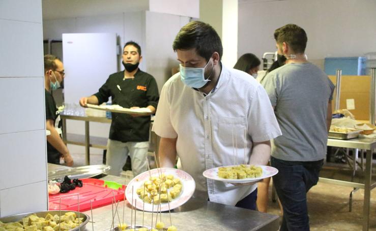 13 jóvenes se forman para ser ayudantes de cocina con el curso de la Cámara de Comercio