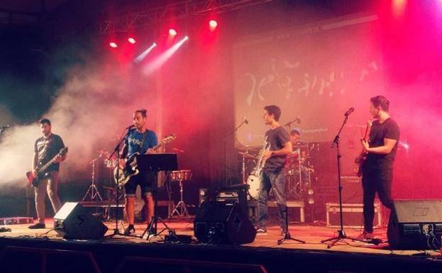 El grupo 'Derrape' ofrece un concierto esta noche, a las 23 horas, en la Plaza de la Alcazaba