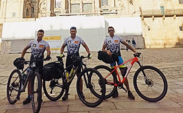 Tres jerezanos culminan su reto: de Jerez a Santiago de Compostela en bicicleta