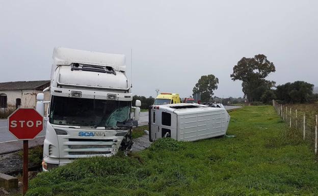 Tres heridos, uno de ellos grave, en una colisión entre un camión y una furgoneta en la N-435