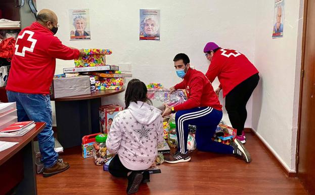 Cruz Roja Jerez se convierte en Paje Real y ayuda a los Reyes Magos a llevar juguetes a más de 40 niños