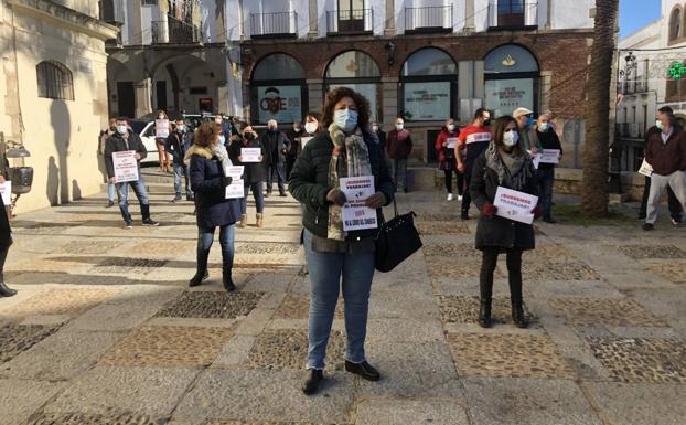 Comerciantes y hosteleros protestan contra el cierre «injusto e innecesario» de sus negocios