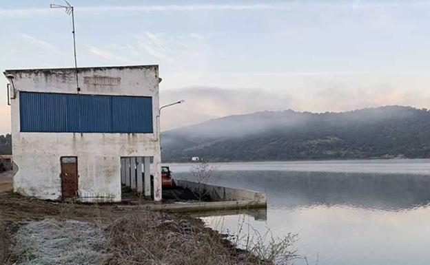 Avanzan los trabajos de recuperación del pantano de Brovales como zona de baño y ocio