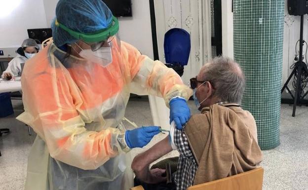 La Residencia de Mayores 'Hernando de Soto' recibe la segunda dosis de la vacuna contra la Covid-19