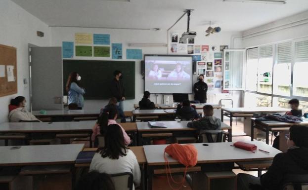 Alumnos del IES 'El Pomar' imparten charlas para fomentar la igualdad en las aulas