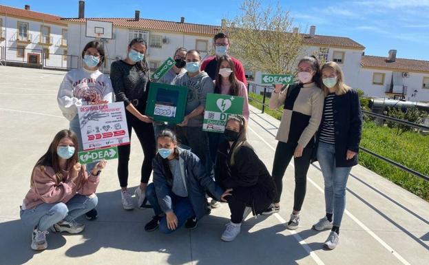 Alumnos del IES 'Ramón Carande' dotan al centro de un nuevo desfibrilador gracias al proyecto 'Siente la Vibra'