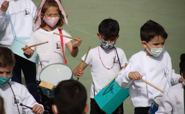 El CEIP 'Sotomayor y Terrazas' celebra su tradicional tamborada con motivo de la Semana Santa