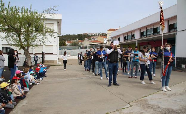 Los sones cofrades resuenan con júbilo en el CEIP 'El Rodeo'