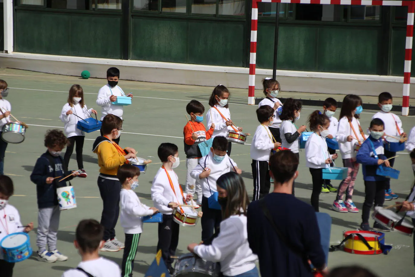 El CEIP 'Sotomayor y Terrazas' celebra su tradicional tamborada con motivo de la Semana Santa