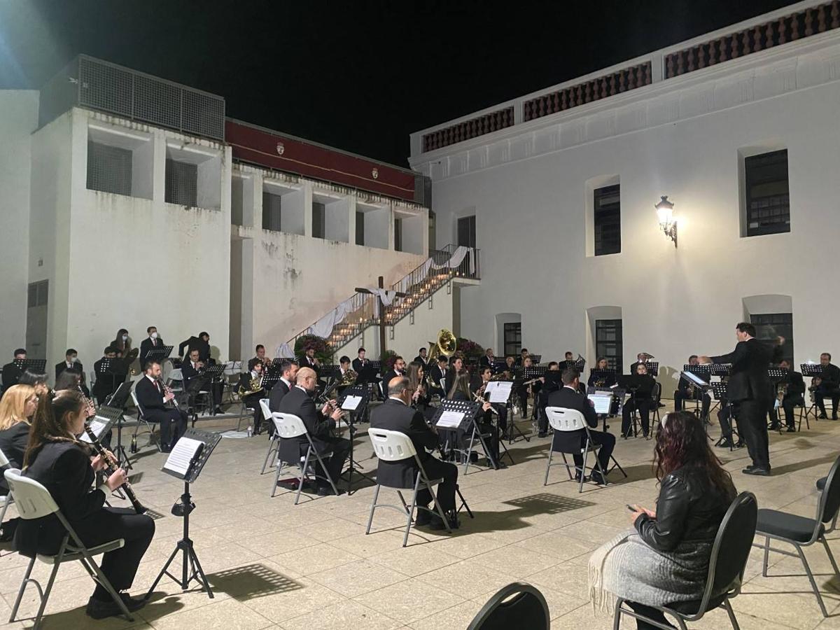 La Plaza de la Alcazaba acoge varios conciertos de bandas con un fin solidario