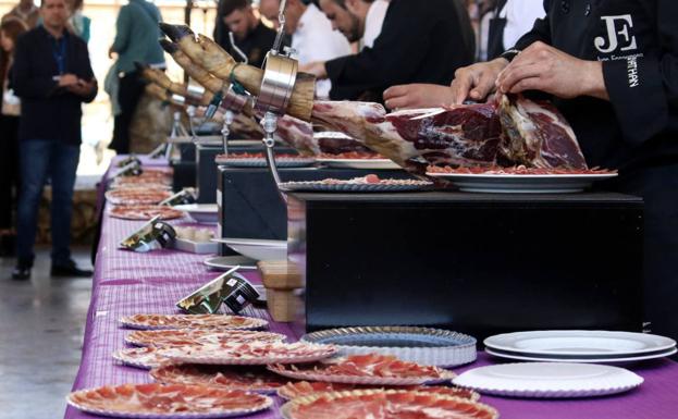 El Ayuntamiento convoca el I 'Concurso de Cortadores on line' del Salón del Jamón Ibérico y la Dehesa