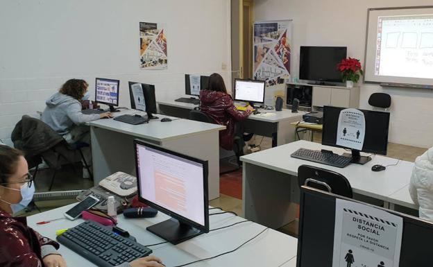 El NCC mantiene abierto el plazo de inscripción para los talleres gratuitos 'Reto digital' y 'Conecta. Tecnología en familia'