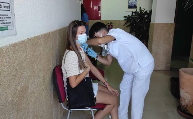 Las personas mayores de 18 años que no se hayan vacunado contra la COVID-19 pueden acudir, este viernes, al centro de salud