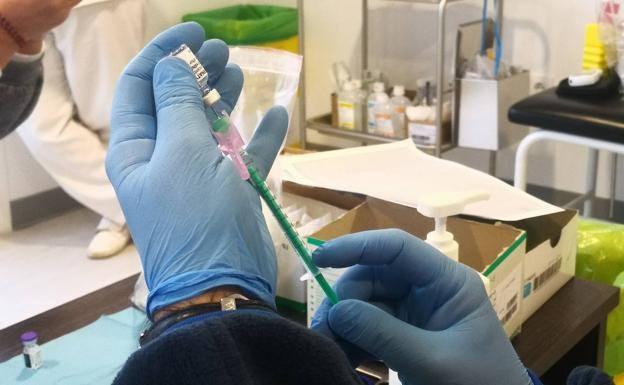 Las personas nacidas hasta el 2006 que no se hayan vacunado contra la COVID-19 pueden acudir, este martes, al centro de salud