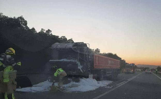 Un camión arde en la N-435, entre Jerez de los Caballeros y Fregenal de la Sierra
