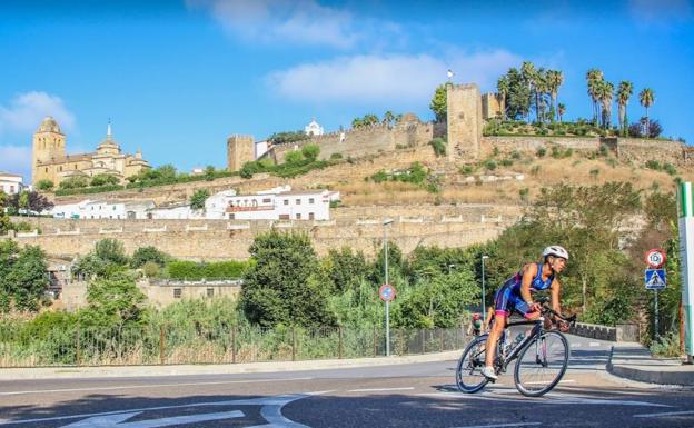Adrián Martínez e Irene Cascajosa, vencedores del VII Triatlón 'Ciudad del Temple'