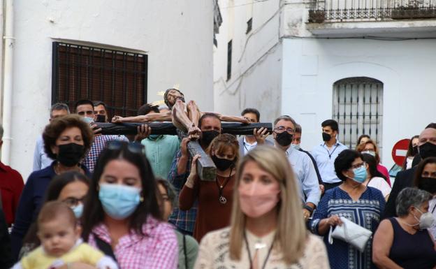 La devoción de los jerezanos acompaña al Cristo de la Vera Cruz en su regreso