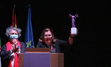 Josefa María Caraballo, galardonada en la gala del 20 aniversario de la creación del Instituto de la Mujer en Extremadura