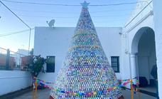 'San Roque' inaugura su árbol de Navidad elaborado con 6.000 envases de yogur