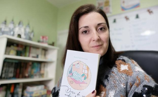 La jerezana Beatriz Vidal Fernández publica su primer libro 'Diario de una madre despeinada'