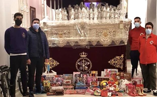El Grupo Joven del Coronado entrega a Cruz Roja los juguetes recabados en su recogida solidaria