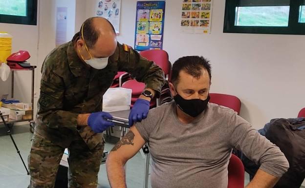 El capitán enfermero Sergio Vázquez vacunando contra la covid a un usuario en el centro de salud de Jerez de los Caballeros. /HOY