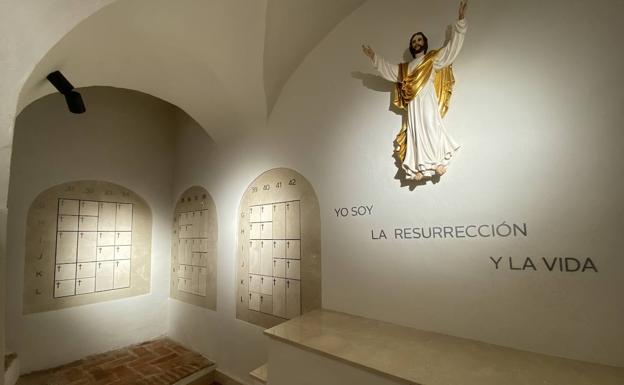 El arzobispo bendice el nuevo columbario de la iglesia de Santa María de la Encarnación