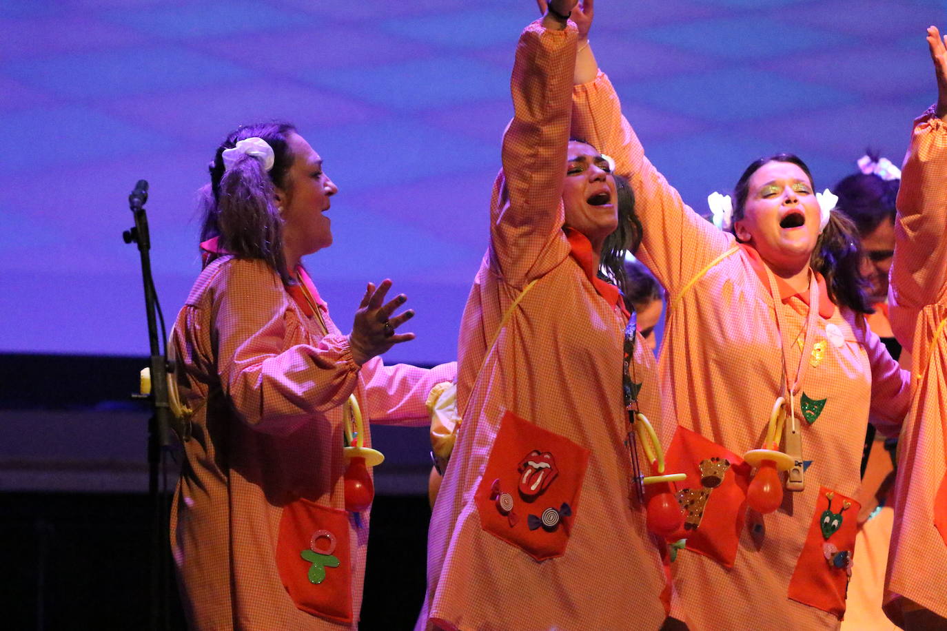 'Comparsa jerezana' y 'Las Inesperadas 2.0' animan el Carnaval con el humor, la crítica y la ironía de sus letras