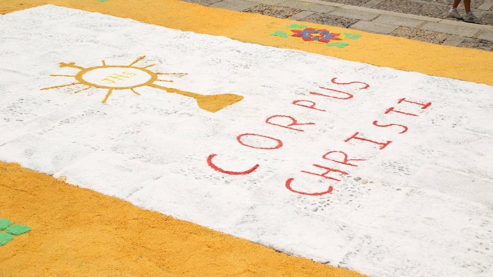 Las alfombras de sal vuelven a engalanar las calles de Jerez para celebrar el Corpus Christi