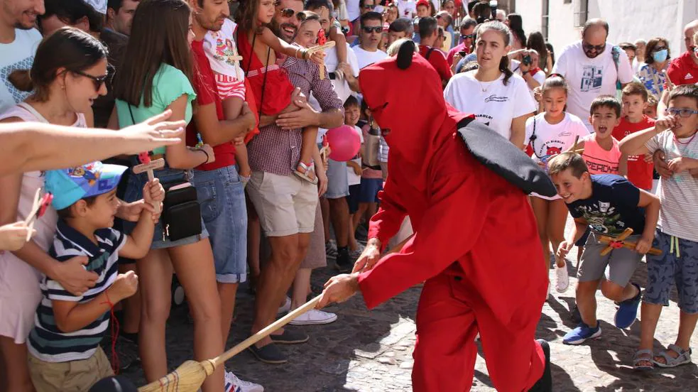 Jerez de los Caballeros celebra con júbilo su tradicional 'Salida del diablo'