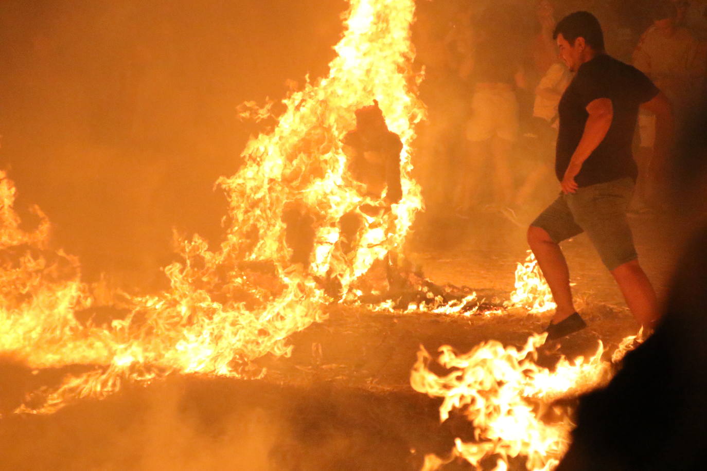 Noche de fuego y tradición en el Llano de Santa María con la «quema del rabo del diablo»