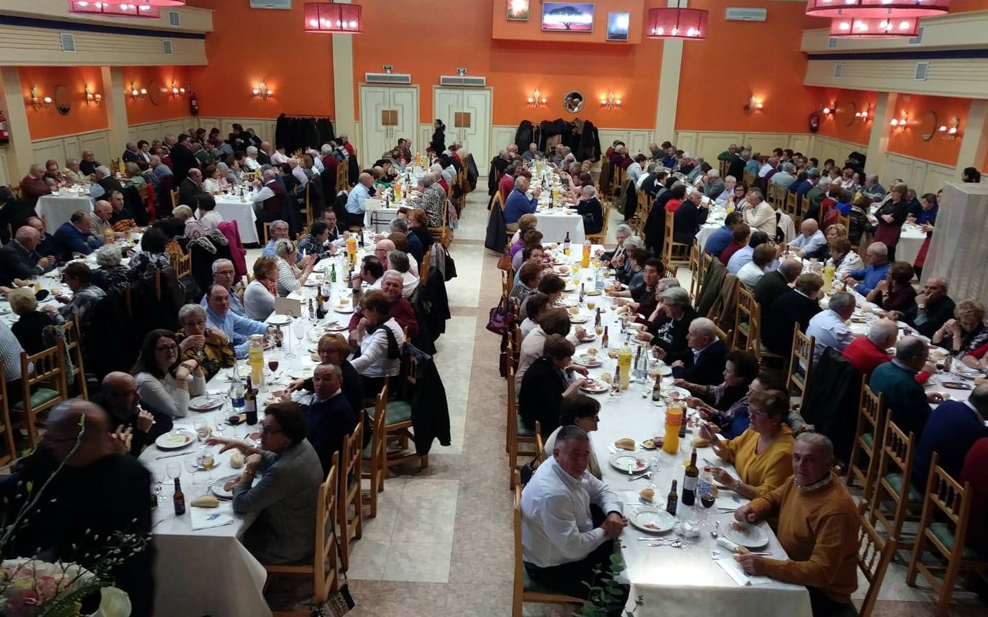 Los pensionistas celebran el día de Santa Lucía, su patrona