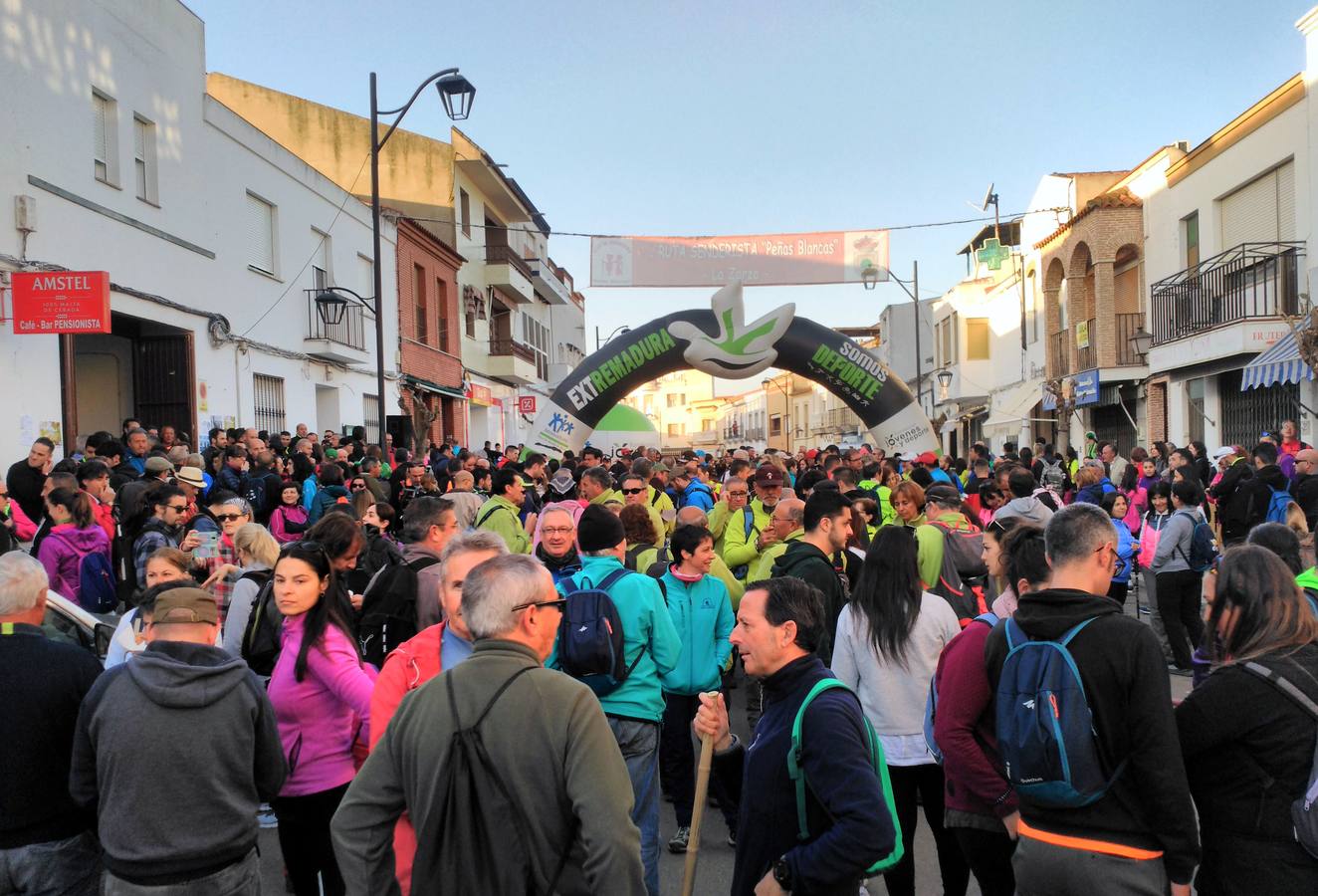 Cerca de un millar de senderistas toma la salida en la XV ruta 'Peñas Blancas'