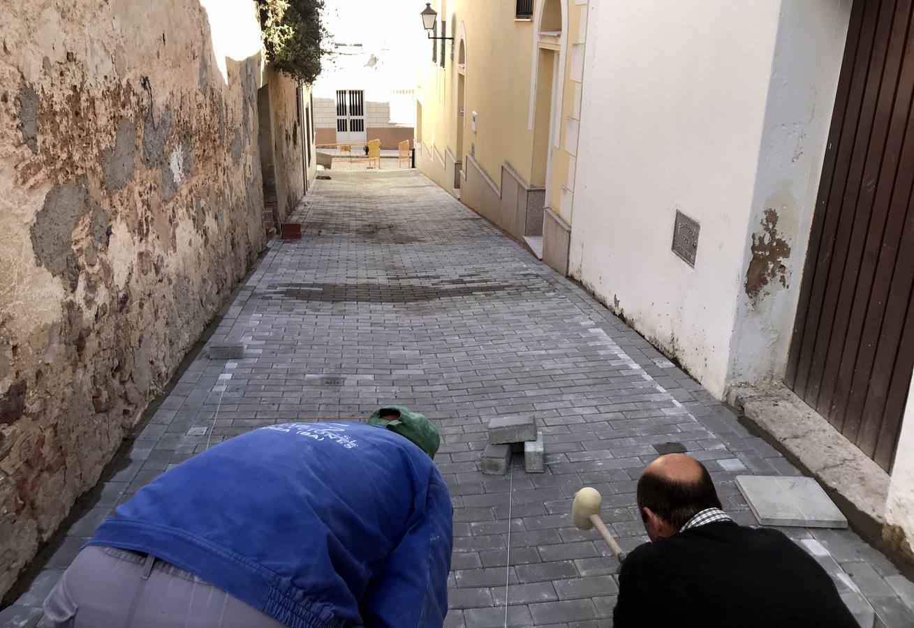 Comienzan los trabajos de adoquinado de la calleja del Barrial y parte de la calle Pedro Cortés de Monroy